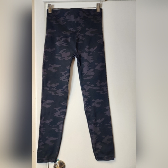 SPANX LEGGINGS LOOK AT ME NOW SEAMLESS HIGH-RISE CAMO BLACK SIZE XL - Picture 3 of 11